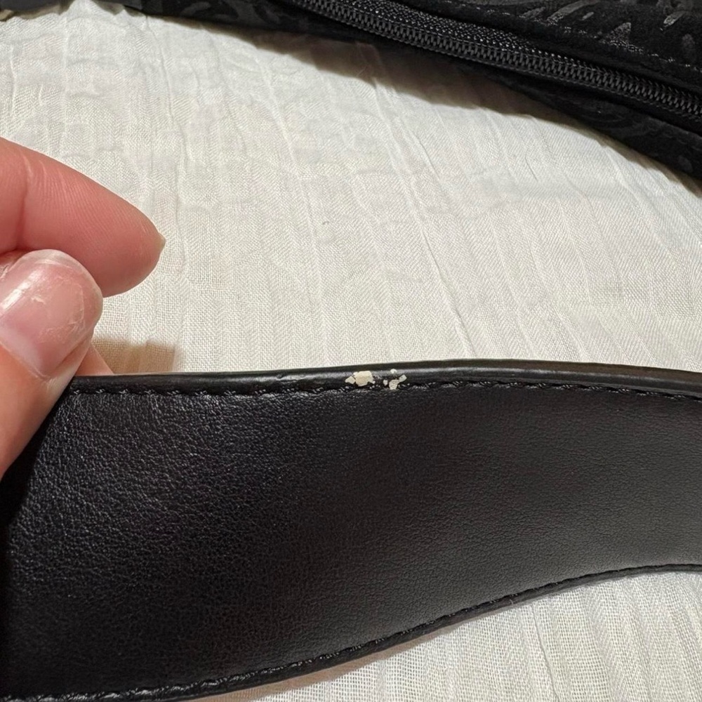 Black suede Bisou Bisou embossed design shoulder bag! - Picture 5 of 6